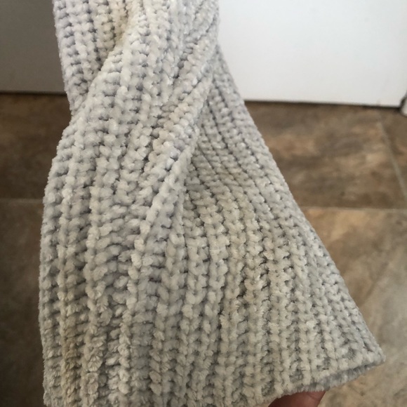 Chenille, knit pull-on oversized sweater, slightly cropped size medium - Picture 5 of 5